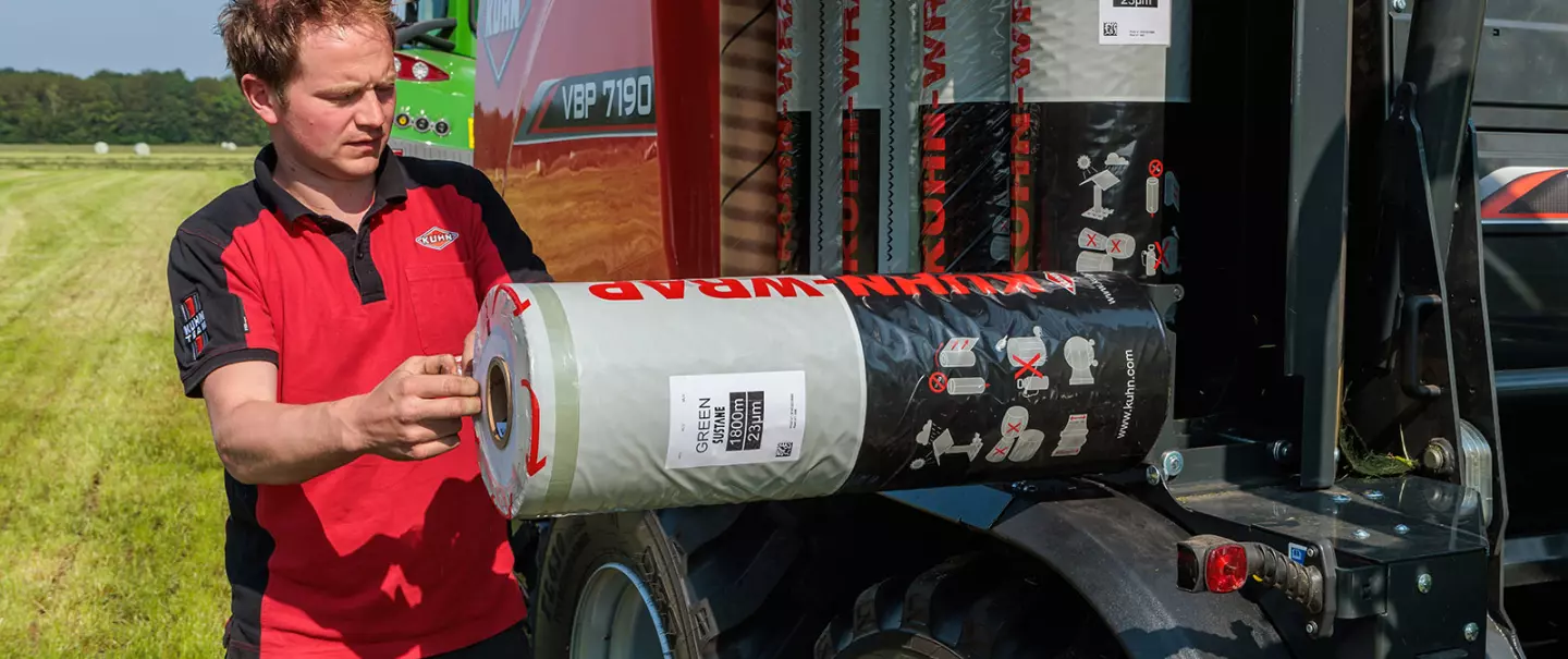 A men changing the KUHN-WRAP Sustane film