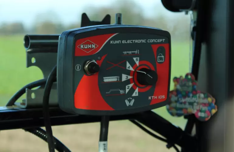 CHRIS-HARRISON-PERFORMER-MIN-TILL-control-box-kuhn