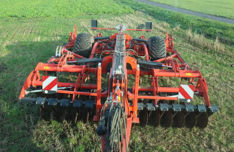 CHRIS-HARRISON-PERFORMER-MIN-TILL-TRACTOR-VIEW-KUHN
