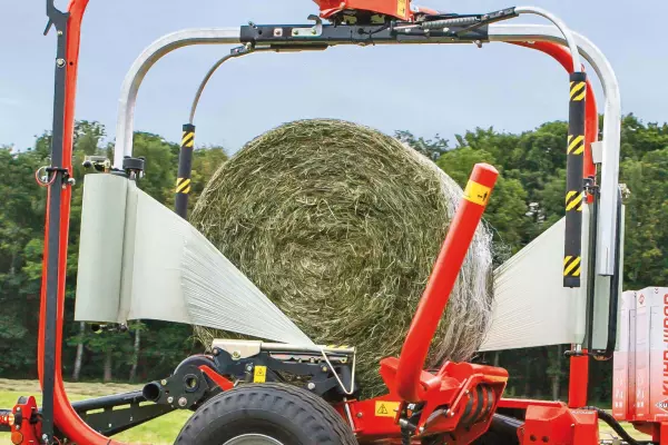 The central driven satellite arms each hold one pre-stretcher with a 750 mm film roll