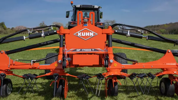 The two sections of the tedder GF 17003 T are held in place by straps intended to reduce stress on the chassis and the structure of the rotors.
