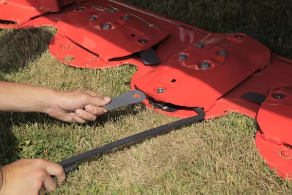 FAST-FIT quick-release knife attachment
