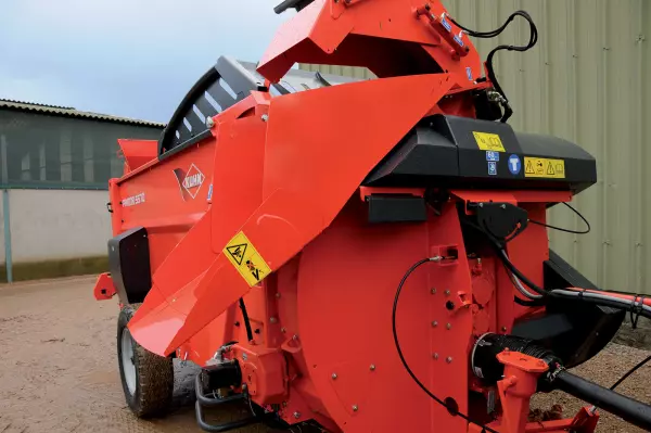 Because the chute is fully aligned with the turbine, the PRIMOR 3570 M is suitable for silage distribution