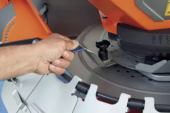 Easy drop point adjustment for perfect distribution with the AXEO salt and sand spreader