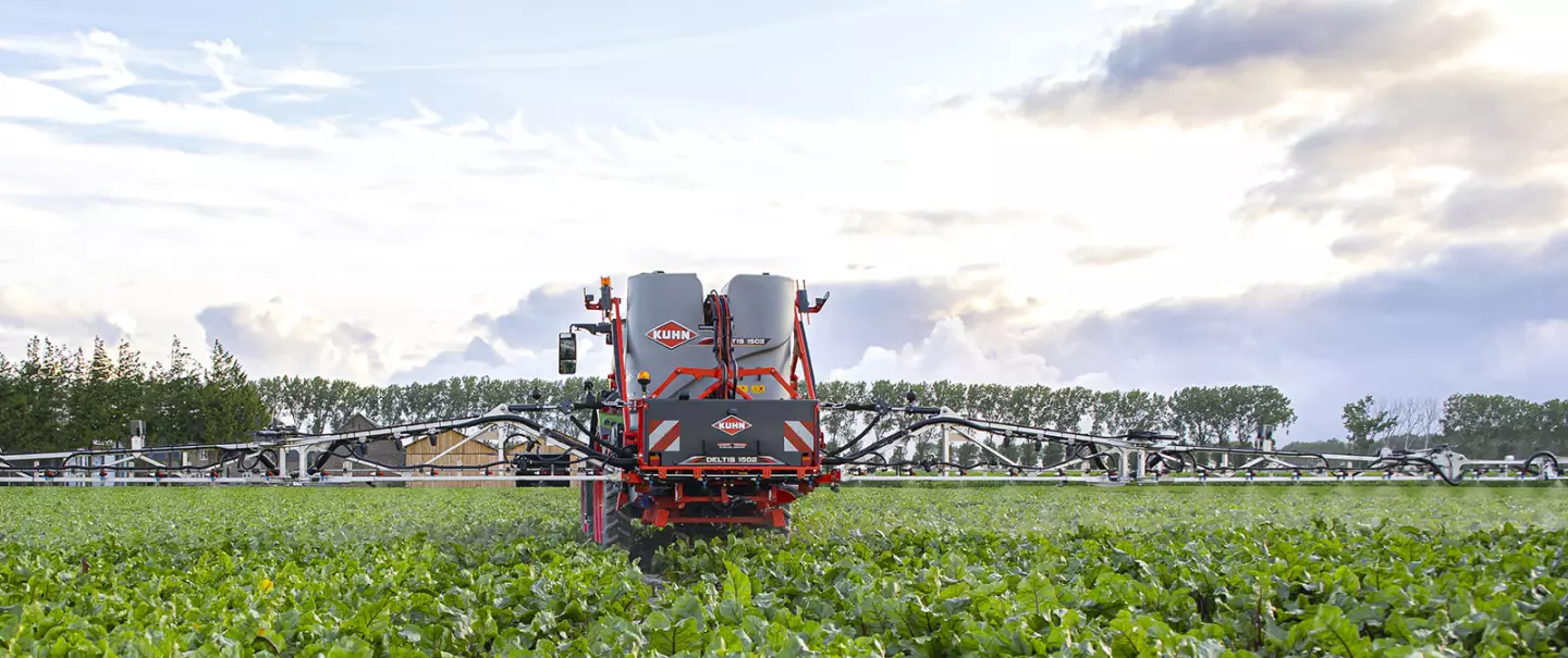 Photo of a DELTIS 2 mounted sprayer with an MEA3 boom at work in a beet field