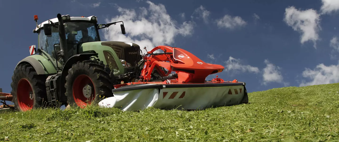 KUHN FC 3125 D mower conditioner at work