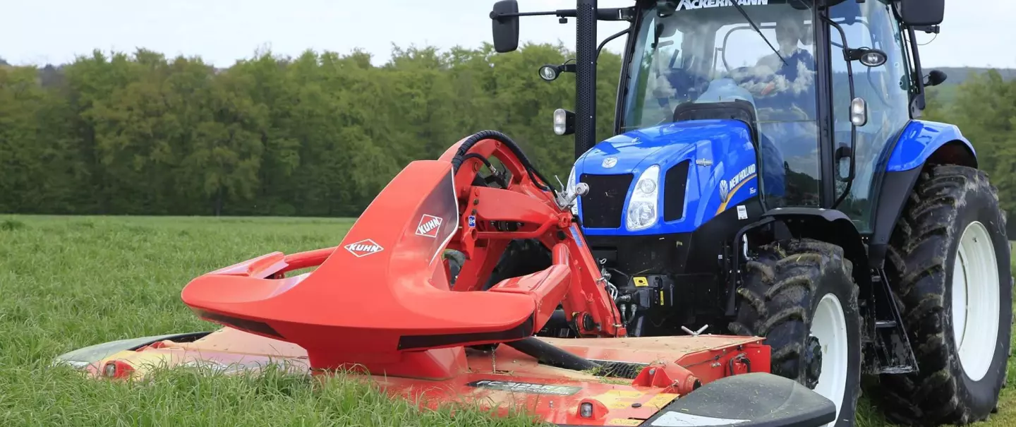 KUHN FC 3125 D mower conditioner at work