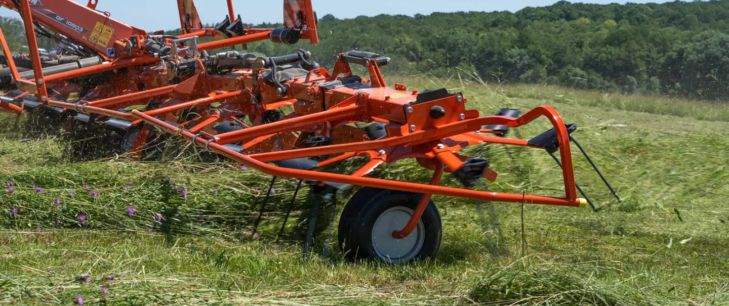 The GF 10803 tedder at work on a plot