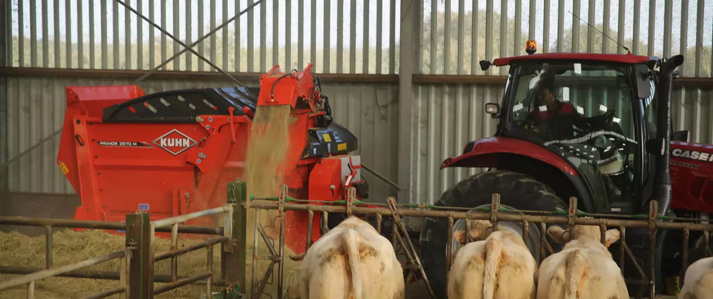 Loading the KUHN PRIMOR 3570 M