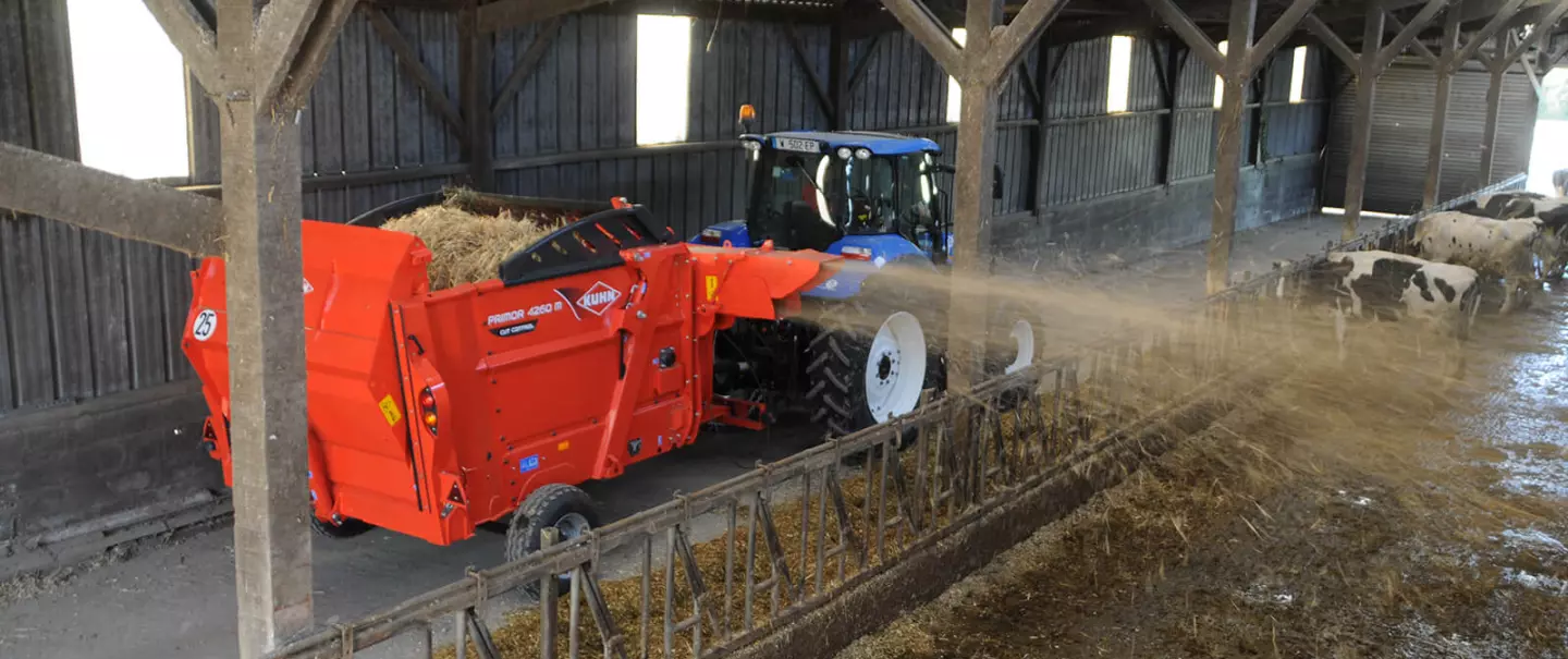The KUHN PRIMOR 4260 M CUT CONTROL straw blower & feeder in straw blowing mode