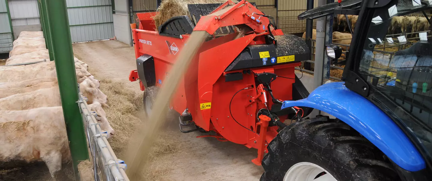 The KUHN PRIMOR 5570 M in feeding mode